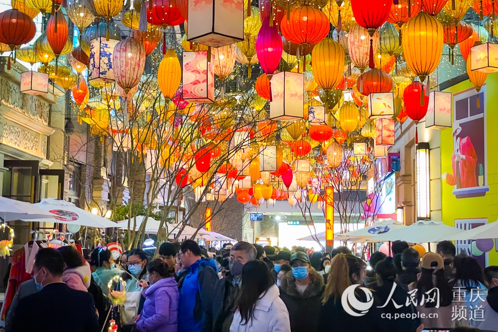 重慶の街角は元宵節ムードでいっぱい