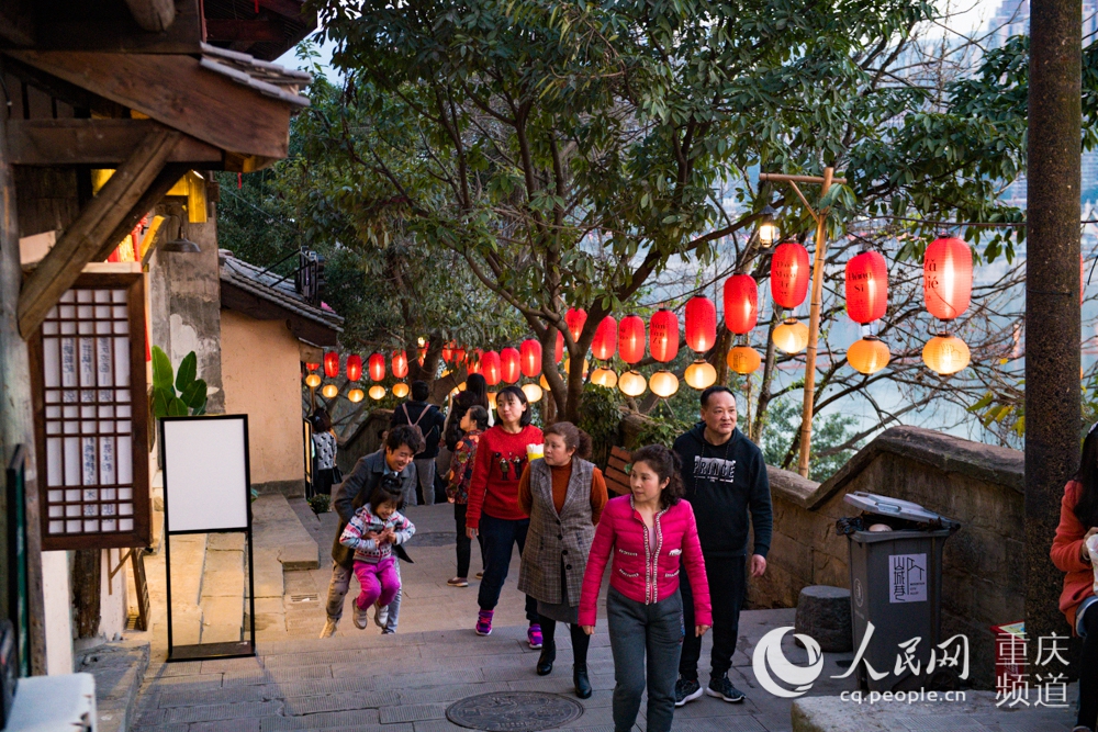 重慶の街角は元宵節ムードでいっぱい