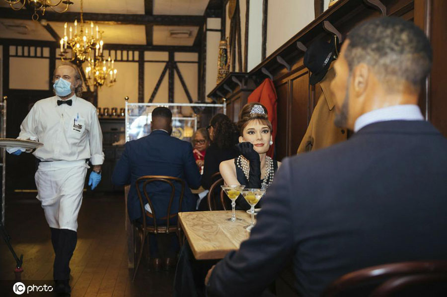 オードリー・ヘプバーンの蝋人形と一緒に食事をする来店客（写真著作権は東方ICが所有のため転載禁止）。