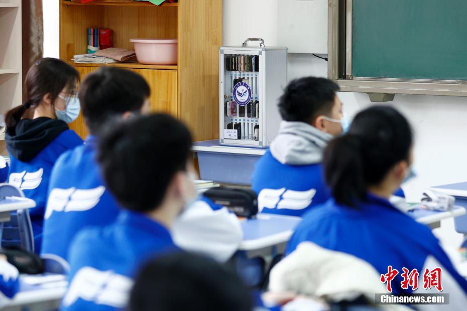 北京市の豊台二中（中高一貫校）の高等部2年4組の教室内に設置されたスマホ保管ボックス（撮影・富田）。