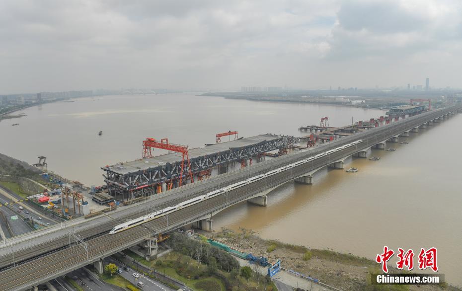 銭塘江に新たに建設中の大橋を取材　浙江省杭州