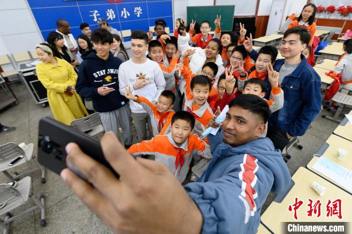 小学校でボランティア学習指導を行う外国人留学生　山西省太原