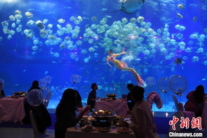 人魚舞う「深海」火鍋の宴で国際女性デーに女性たちを祝福　重慶市