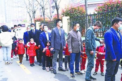 子育てにパパも参戦！武漢市の幼稚園や小学校にパパ送迎デー　湖北省