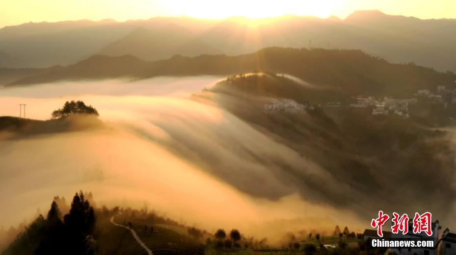 安徽省南部の村で「滝雲」発生　水墨画のような大自然の神秘