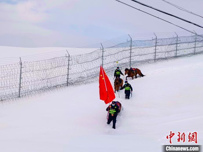 国境地帯の雪原を馬に乗りパトロールする人民警察　新疆