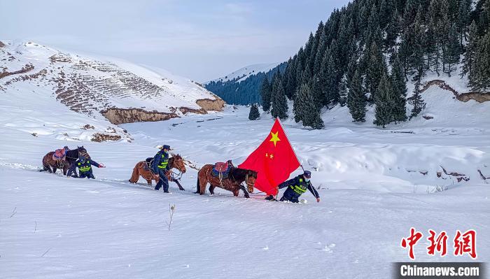 国境地帯の雪原を馬に乗りパトロールする人民警察　新疆