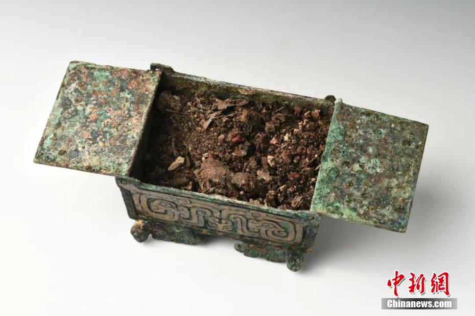 山西省垣曲北白鵝墓地遺跡で見つかった化粧品の入れ物（写真提供・山西省考古研究院）。