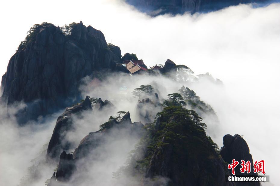 安徽省黄山にふんわりたなびく幻想的な雲海