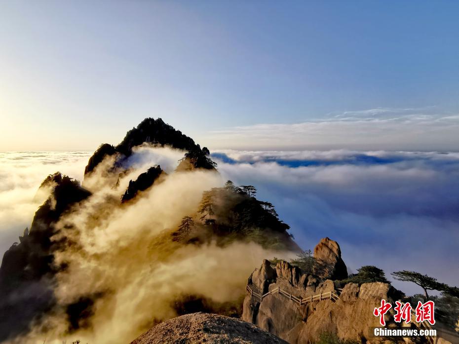 安徽省黄山にふんわりたなびく幻想的な雲海