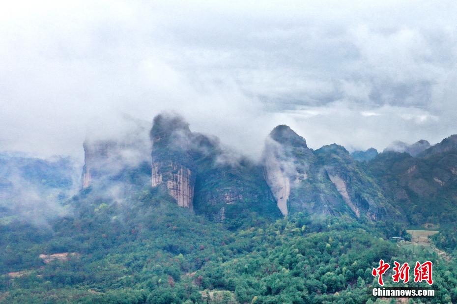 雲で覆われ絵のように美しい雨の後の竜虎山　江西省