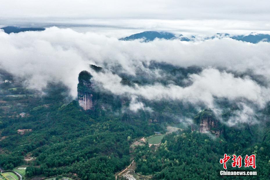 雲で覆われ絵のように美しい雨の後の竜虎山　江西省
