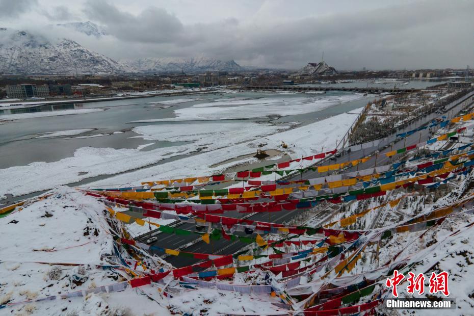上空から見た春の雪で白銀の世界となったラサの美しい風景　　チベット