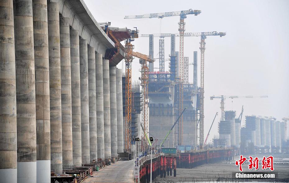急ピッチで建設進む中国初の海を跨ぐ高速鉄道　福建省