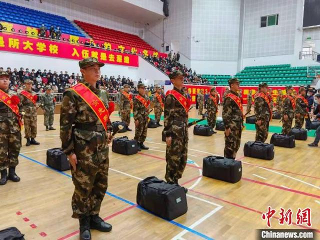 新兵歓送式で「従軍の剣」を贈呈　浙江省竜泉