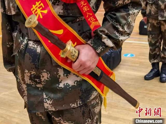 新兵歓送式で「従軍の剣」を贈呈　浙江省竜泉
