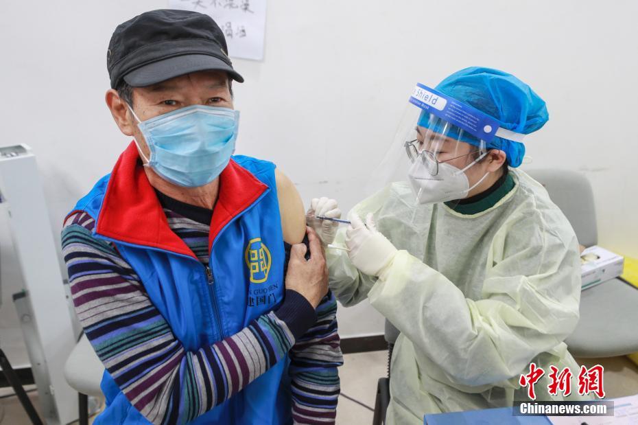 60歳以上の高齢者が新型コロナワクチンを接種　北京