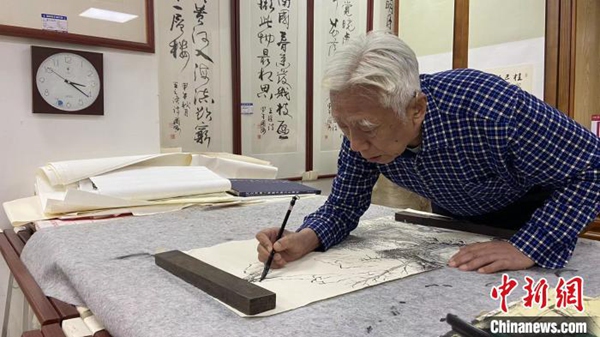 山東の70歳男性、墨絵100枚で100年前の「オールド済南」を再現