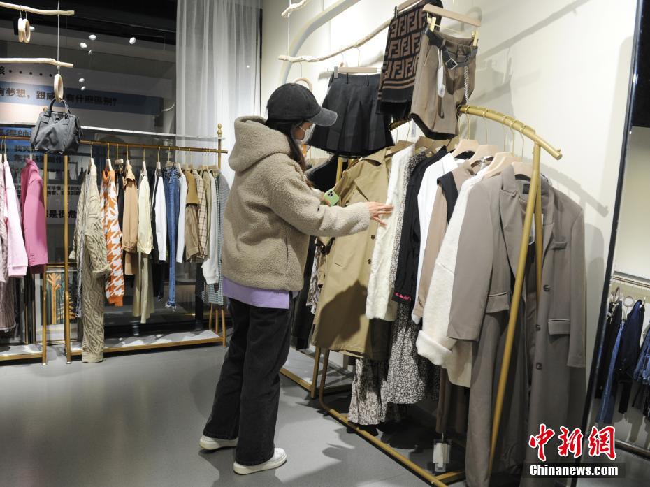 3月22日、吉林省長春市にある商業施設で、「シェアクロゼット」から好みの洋服を選ぶ客（撮影・劉棟）。