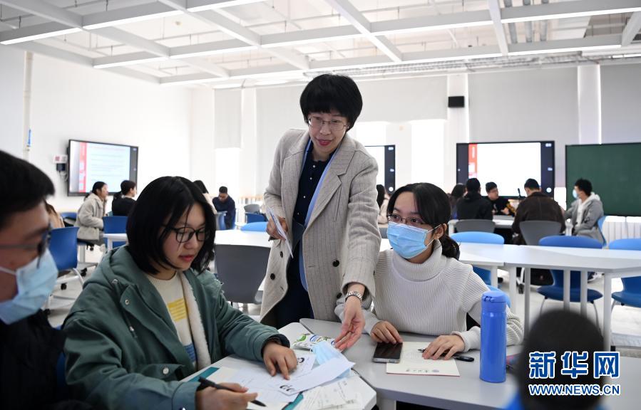 3月22日、南開大学の研究討論用スマート教室で交流する教員と学生（撮影・李然）。