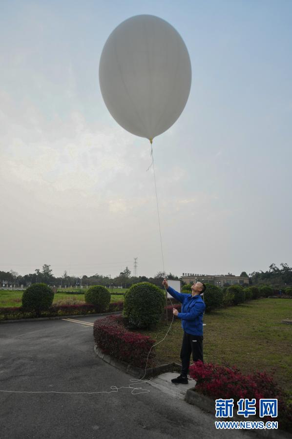 観測気球、3万メートルの上空で気象観測