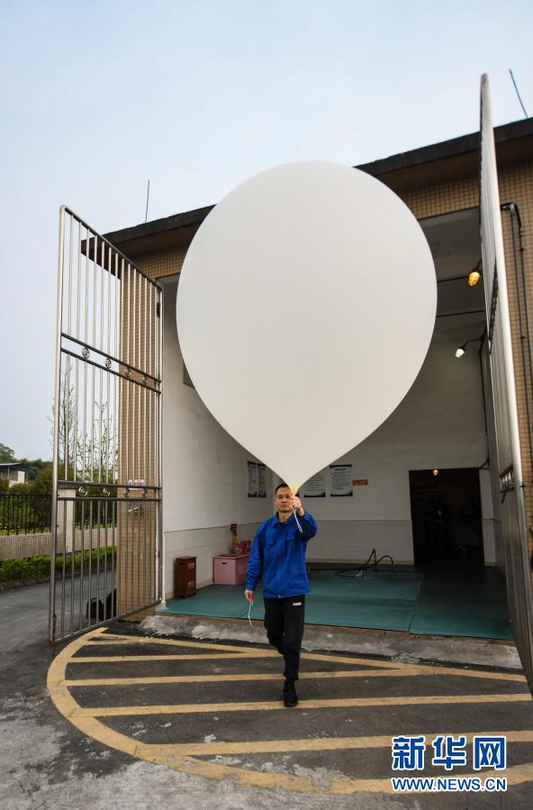観測気球、3万メートルの上空で気象観測