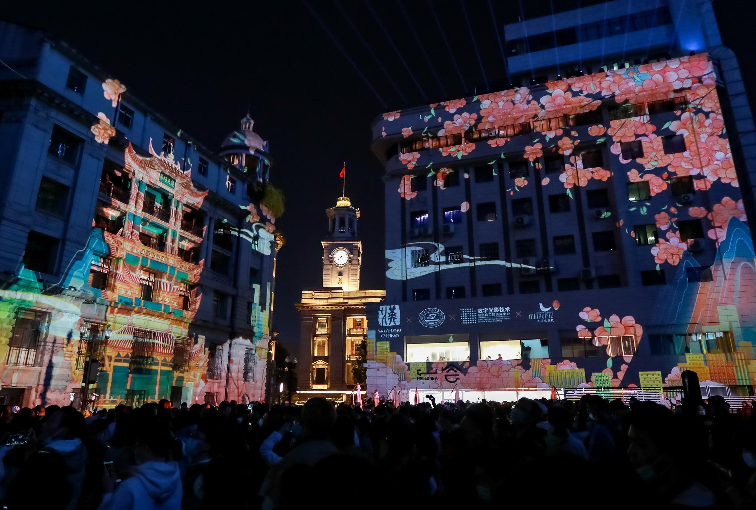武漢市江漢路歩行者天国で22日に上演された桜のプロジェクションマッピング（写真著作権はCFP視覚中国が所有のため転載禁止）。 