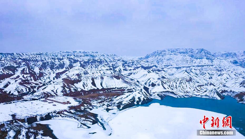 新疆西部の氷と雪が解け、川の水と「競演」　息を吞むような絶景広がる