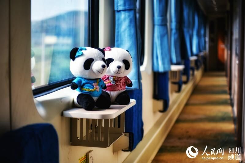 まるで「移動するスターランクホテル」？全国初の「パンダ特別列車」が四川省に登場