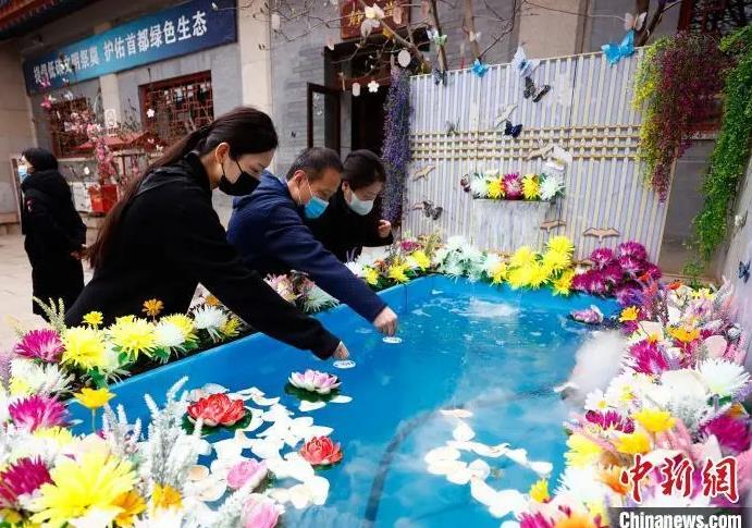 北京八宝山老山骨灰堂が新たに打ち出した「水に溶ける」墓参り用品（撮影・富田）。