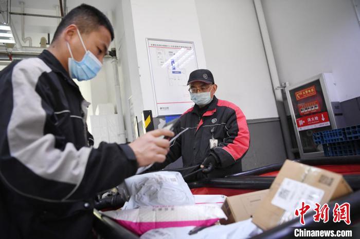 3月30日、甘粛省蘭州市で、宅配便を届ける準備をする宅配員の王海龍さん（撮影・楊艶敏）。