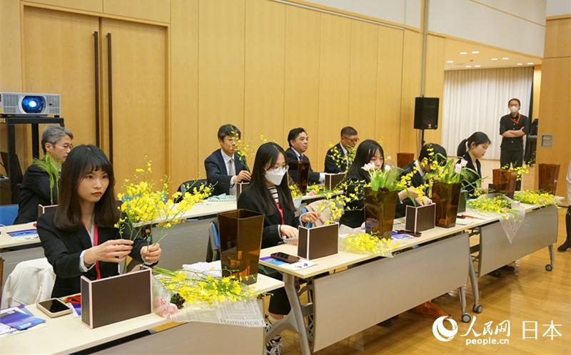 全中国選抜日本語スピーチコンテスト決勝参加者が華道を体験