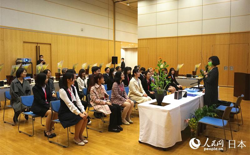 全中国選抜日本語スピーチコンテスト決勝参加者が華道を体験