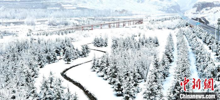 甘粛省粛南に春の雪　風情溢れるユグル族自治県の雪景色