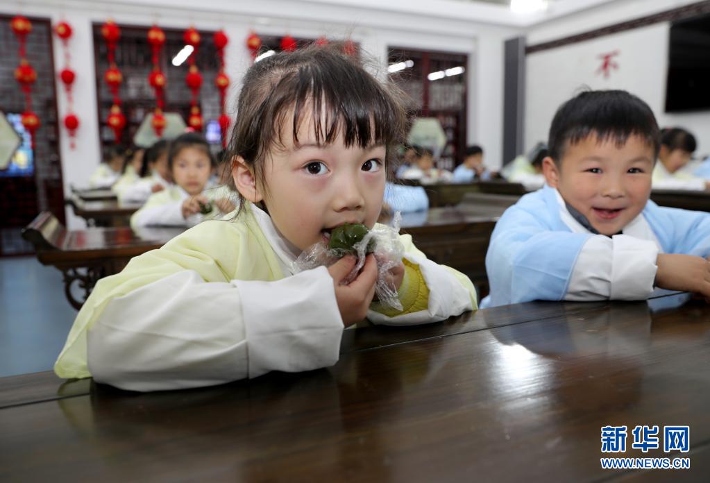 草餅食べて清明節を学ぶ子供たち　安徽省全椒県