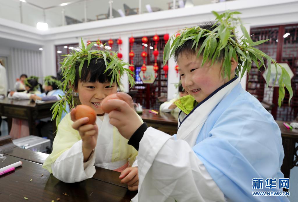 草餅食べて清明節を学ぶ子供たち　安徽省全椒県