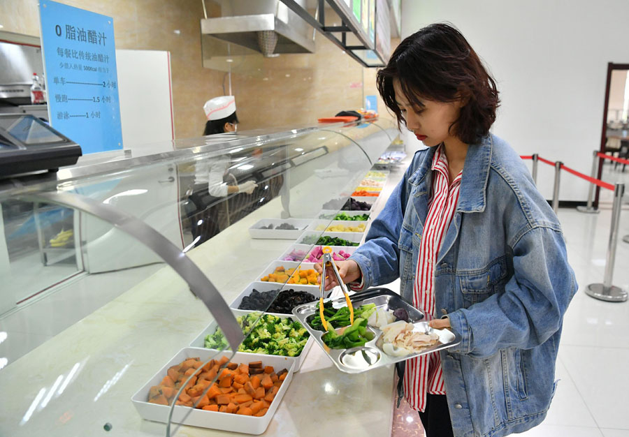 4月1日、長春中医薬大学の食堂で、ヘルシーな料理を選ぶ女子大生（写真著作権はCFP視覚中国が所有のため転載禁止）。