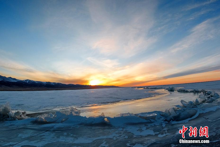 夕日との「競演」が美しい！絶景広がる青海湖　青海省