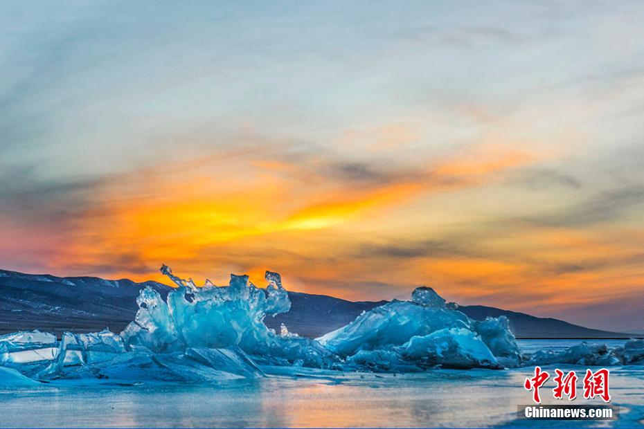 湖面の上に浮かぶ氷が夕日に照らされ息を吞むような景色を見せる青海湖（撮影・趙海梅）。