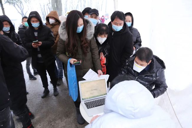 セルビアで新型コロナウイルスワクチンの接種登録を行う中国人