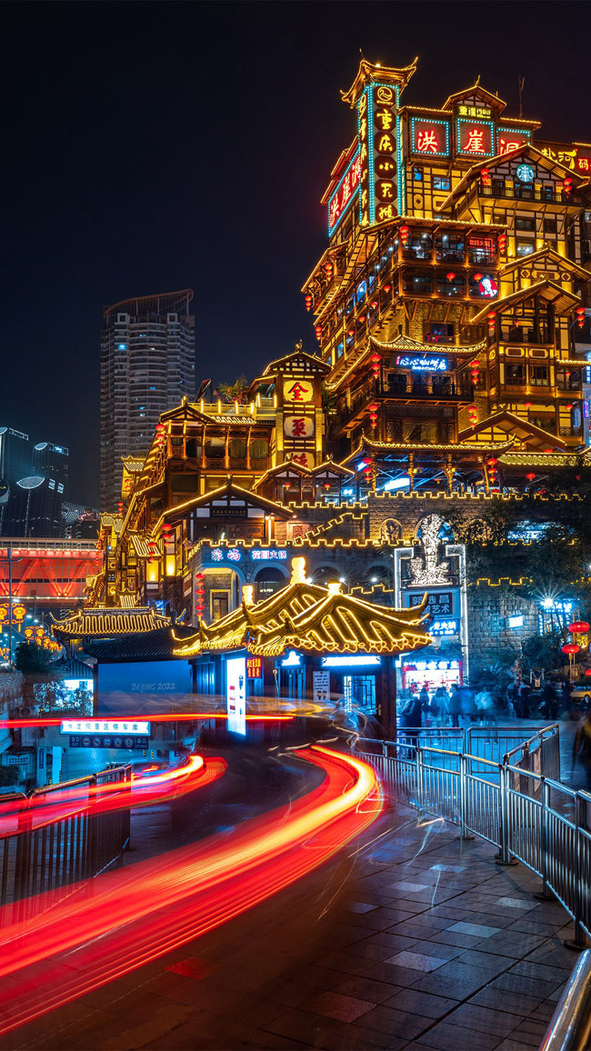 高低差とライトアップで浮かび上がった幻想的な街・重慶市