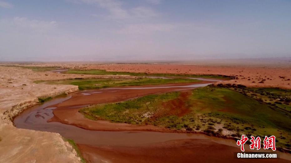 独特な絶景広がる新疆ウイグル自治区南部の赤い砂漠　