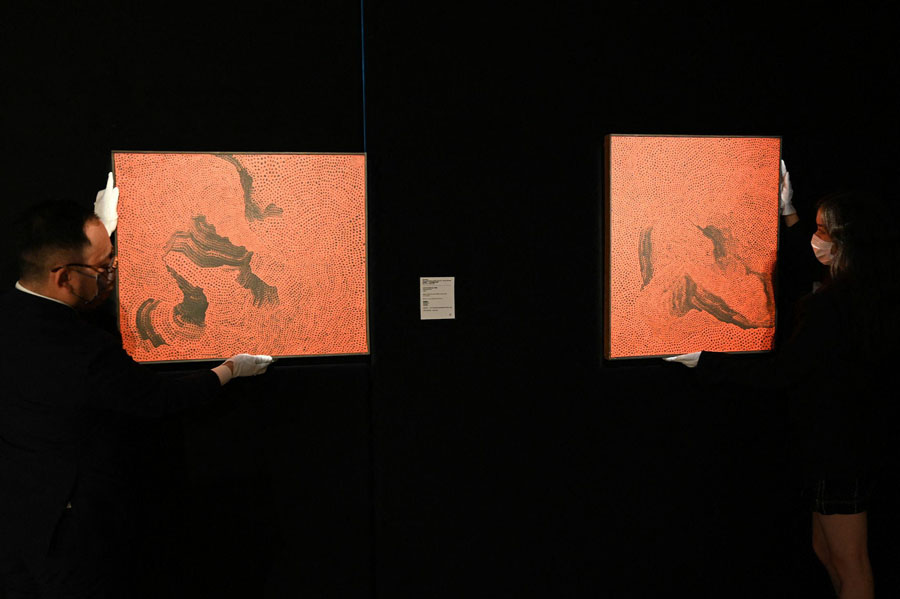 4月7日、香港ボナムスオークションセンターで公開された、日本の現代アート界を代表する前衛芸術家・草間彌生の初期の未発表作品「Mississippi River」（写真左）と「Hudson River」（写真著作権はCFP視覚中国が所有のため転載禁止）。