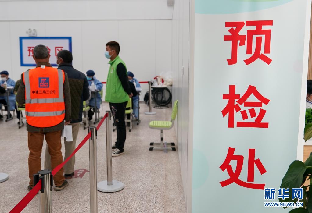 建設作業員を対象とした新型コロナワクチンの夜間接種　上海