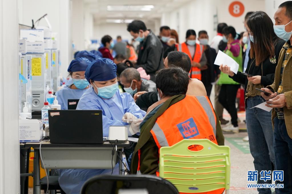 建設作業員を対象とした新型コロナワクチンの夜間接種　上海