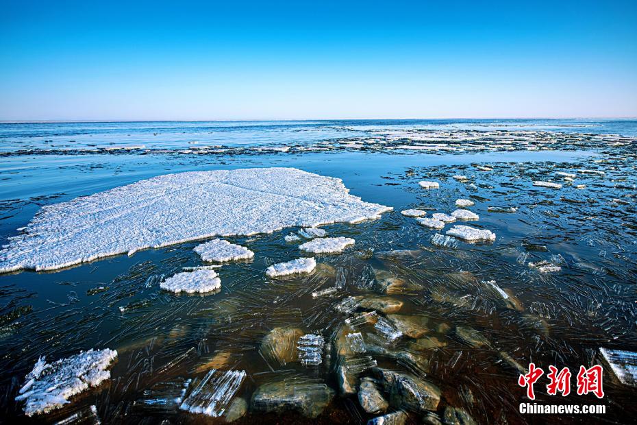 湖面に浮かぶ大きな流氷　興凱湖の美しい景色