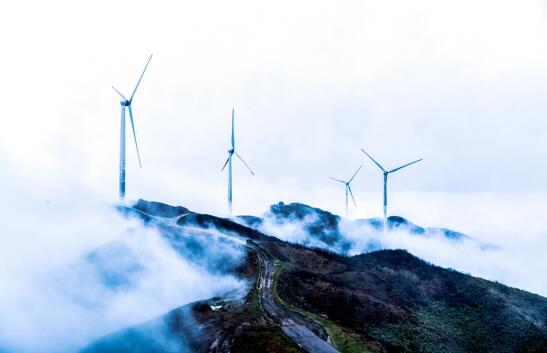2021年3月3日、湖南省桂陽県白水ヤオ族郷の天塘山風力発電所で、数10基の風力発電機が立ち並ぶ壮観な眺め。（撮影・周秀魚春/人民図片） 