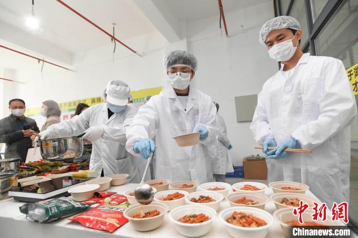 辣条クラスとタニシ麺学院学生がコラボし「ピリ辛タニシ麺」を共同製作 　広西