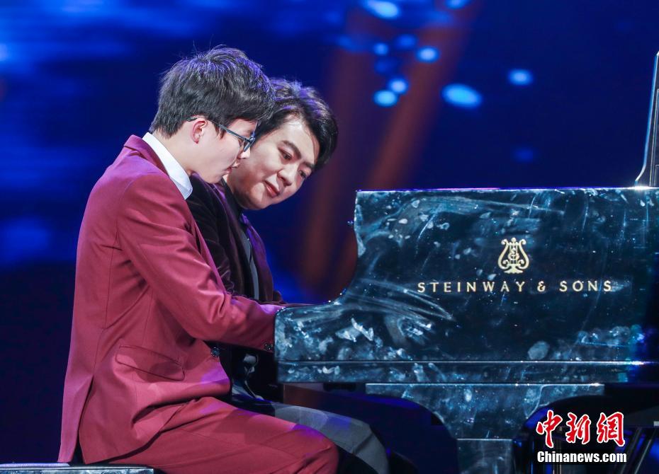 「ハンガリー舞曲第5番」のピアノ連弾を披露する冬季五輪文化PR特使に任命されたピアニストの郎朗（ランラン）と「ピアノ少年」こと舒海峰（撮影・賈天勇）。