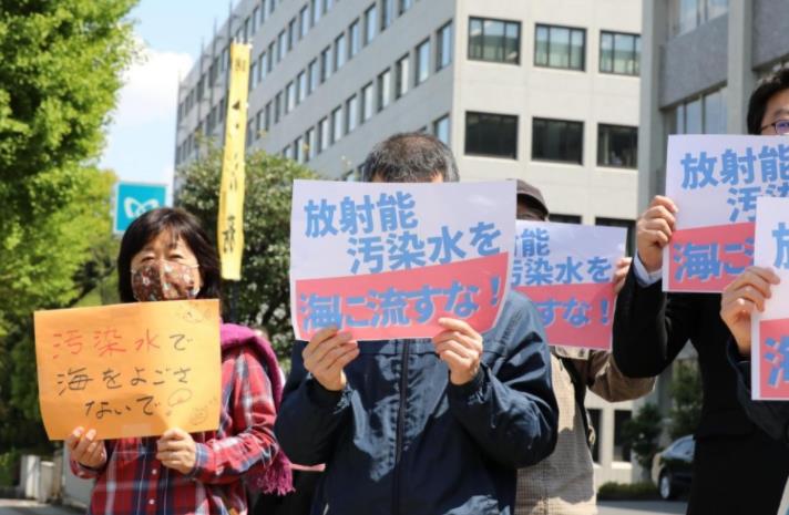 4月12日、首相官邸前で、「原発処理水の海洋放出決定反対！」などのスローガンが書かれたプラカードを掲げ、放射能汚染水の海洋放出決定に抗議する人々（撮影・劉軍国）。